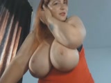 Ältere Lady zeigt ihre Brüste